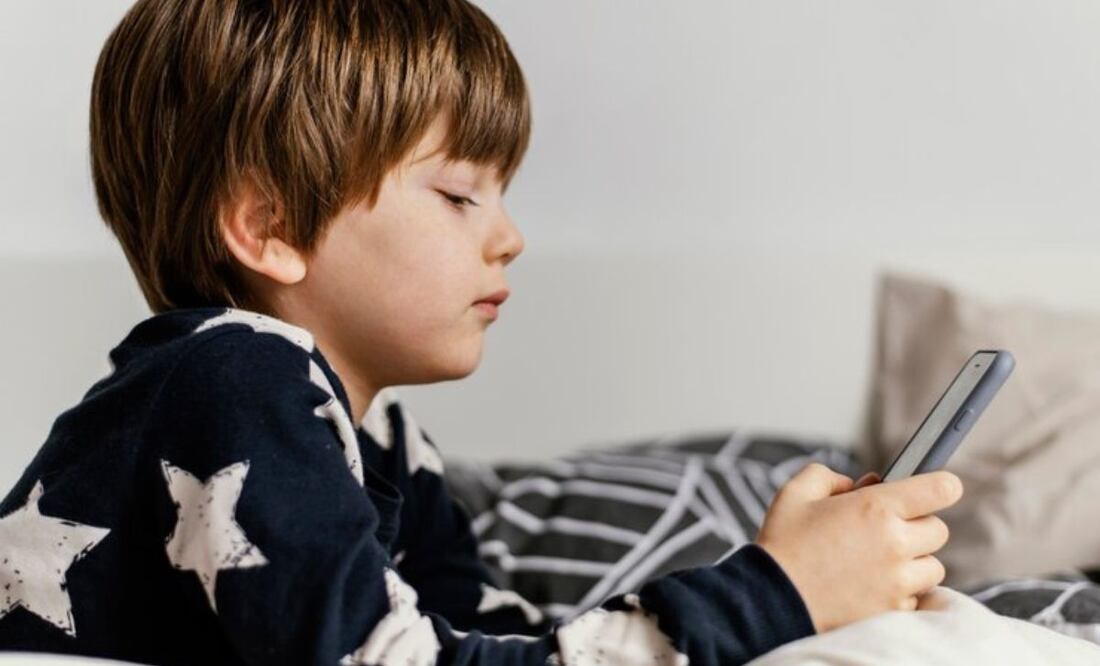 Advertencia sobre los niños y los celulares. Fuente: Freepik