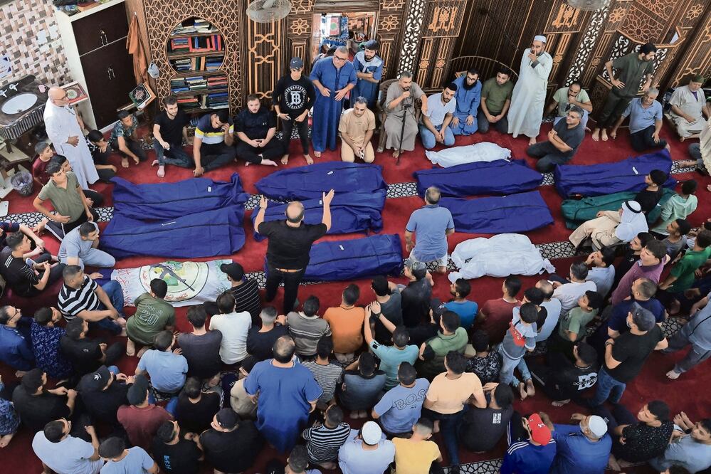 Una familia palestina muerta en un ataque aéreo israelí recibe las honras fúnebres en una mezquita en la ciudad de Rafah, al sur de la Franja de Gaza. Foto: Said Khatie | AFP