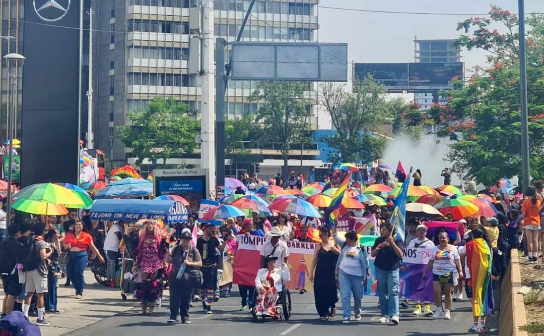 Miles de personas caminan en calles de Guadalajara, Jalisco con motivo de la marcha del Orgullo (07/06/2025). Foto: X (@CEDHJ)