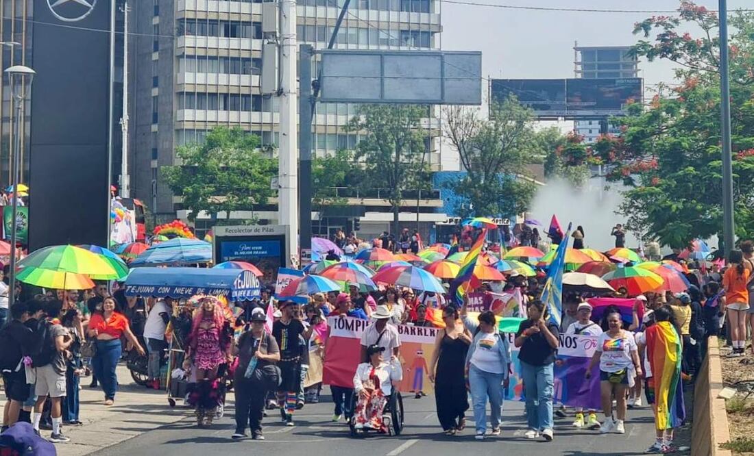 Miles de personas caminan en calles de Guadalajara, Jalisco con motivo de la marcha del Orgullo (07/06/2025). Foto: X (@CEDHJ)