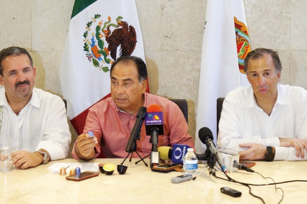 El gobernador guerrerense, Héctor Astudillo Flores, junto con el presidente de Nestlé, Marcelo Melchior, y el titular de la Sedesol, José Antonio Meade (ESPECIAL)