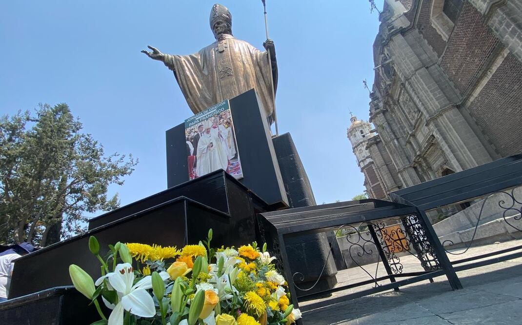 Oraciones, flores y veladoras; fieles despiden al Papa Francisco en la Basílica de Guadalupe. Foto: Juan Carlos Williams