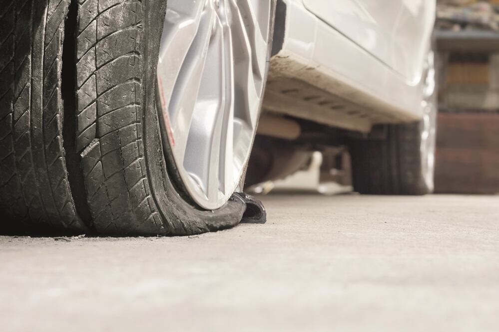 Las abolladuras producto de pasar rápido los topes pueden provocar que los neumáticos sean un peligro. (Fotos: Archivo)