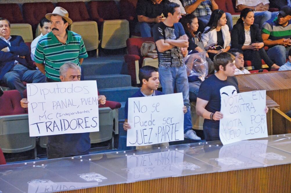 Al término de la sesión, unos 150 ciudadanos empezaron a gritar “vendidos” a la diputada ex panista Karina Barrón y al coordinador de MC, Samuel García (EMILIO VÁSQUEZ. EL UNIVERSAL)