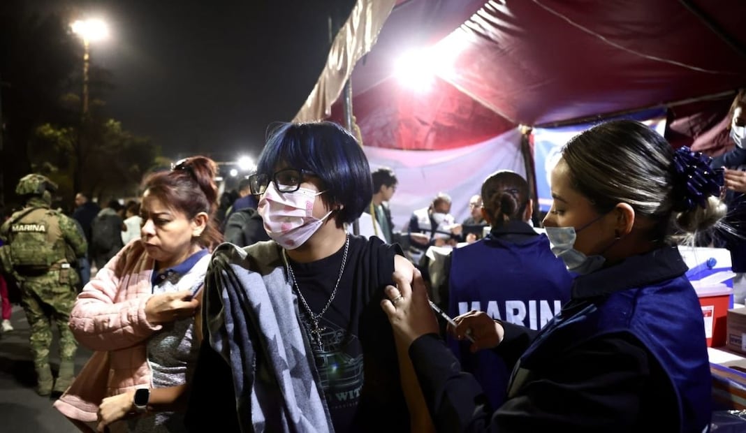 Vacunan contra el sarampión en Iztapalapa; instalan módulos nocturnos en central de abasto. Foto: Valente Rosas