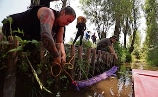 Limpian con cabello canales en Xochimilco