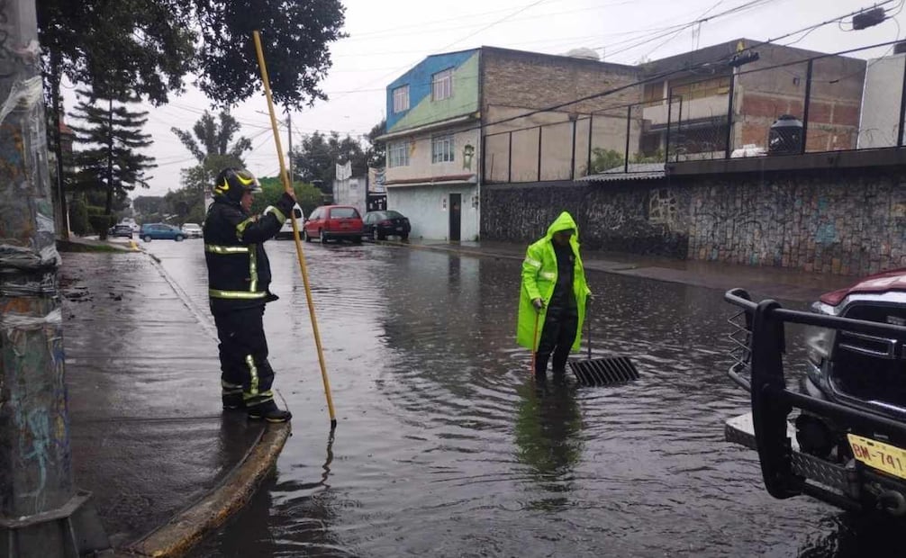 La dependencia desplegó 136 elementos, entre personal operativo, ingenieros, técnicos y cuadrillas especializadas en atención al drenaje, además de 56 equipos de maquinaria para realizar labores de desazolve. | Foto: Especial.