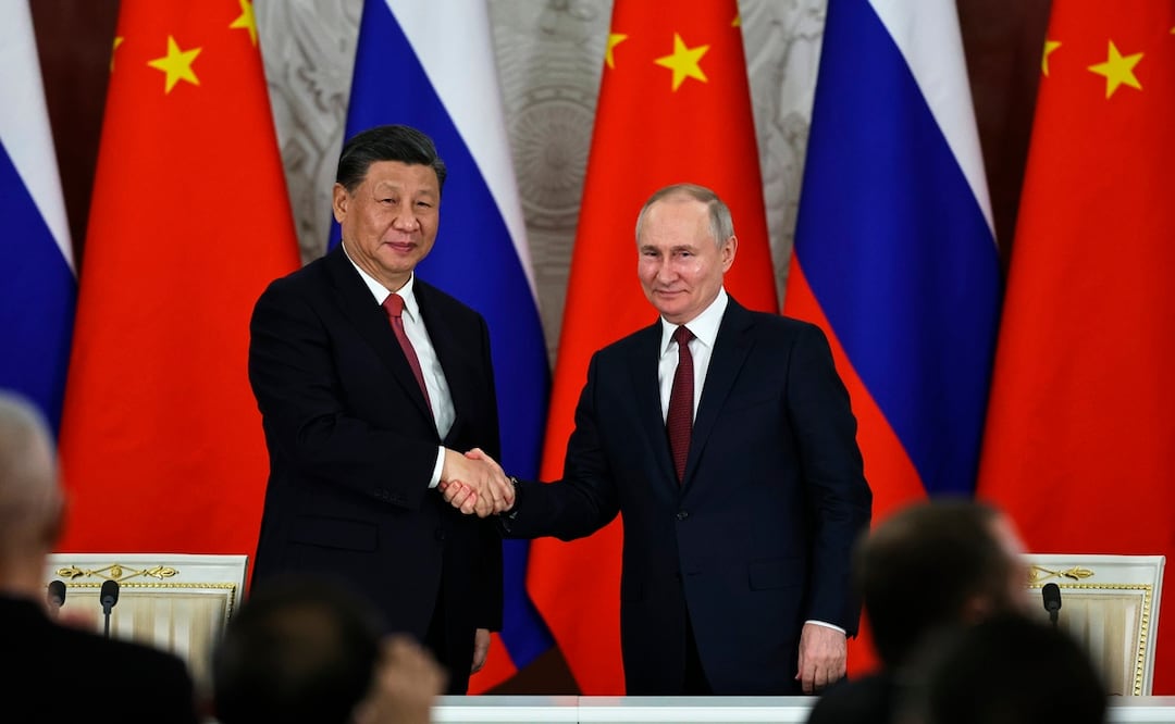 El presidente ruso, Vladimir Putin, y el presidente chino, Xi Jinping, se dan la mano después de hablar con los medios de comunicación durante una ceremonia de firma luego de sus conversaciones en el Gran Palacio del Kremlin, en Moscú. Foto: AP