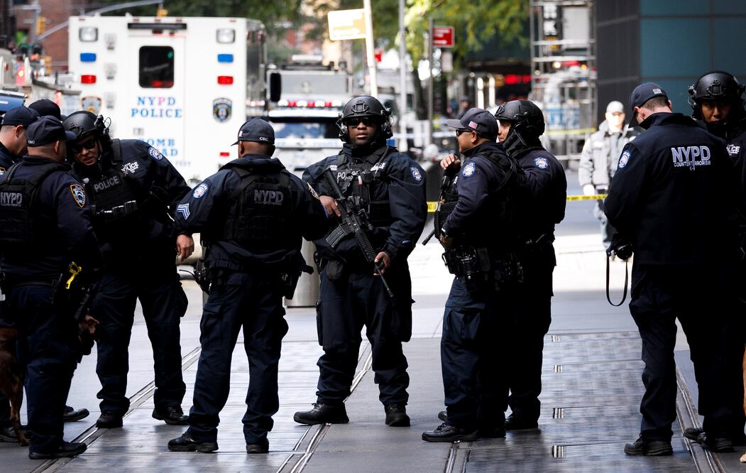 Policías y técnicos de explosivos montan guardia en el exterior del edificio evacuado sede de Time Warner en Nueva York FOTO: EFE