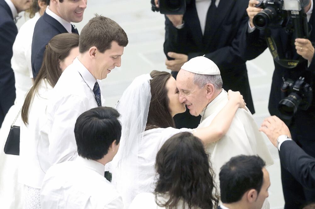El papa Francisco saluda a parejas de recién casados en el aula Paulo VI en el Vaticano, donde se realizó ayer la audiencia de los miércoles, en la que aludió al tema de los divorciados vueltos a casar (GREGORIO BORGIA. AP)