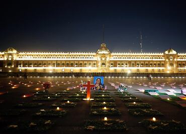 8M: Llenan de "lápidas" el Zócalo de CDMX para recordar a víctimas de feminicidio