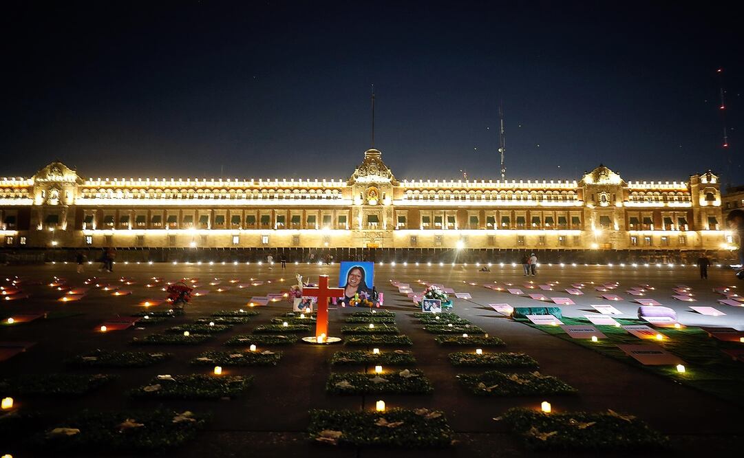 Llenan de "lápidas" el Zócalo de Ciudad de México para recordar a víctimas de feminicidio. Foto: EFE/Sashenka Gutiérrez