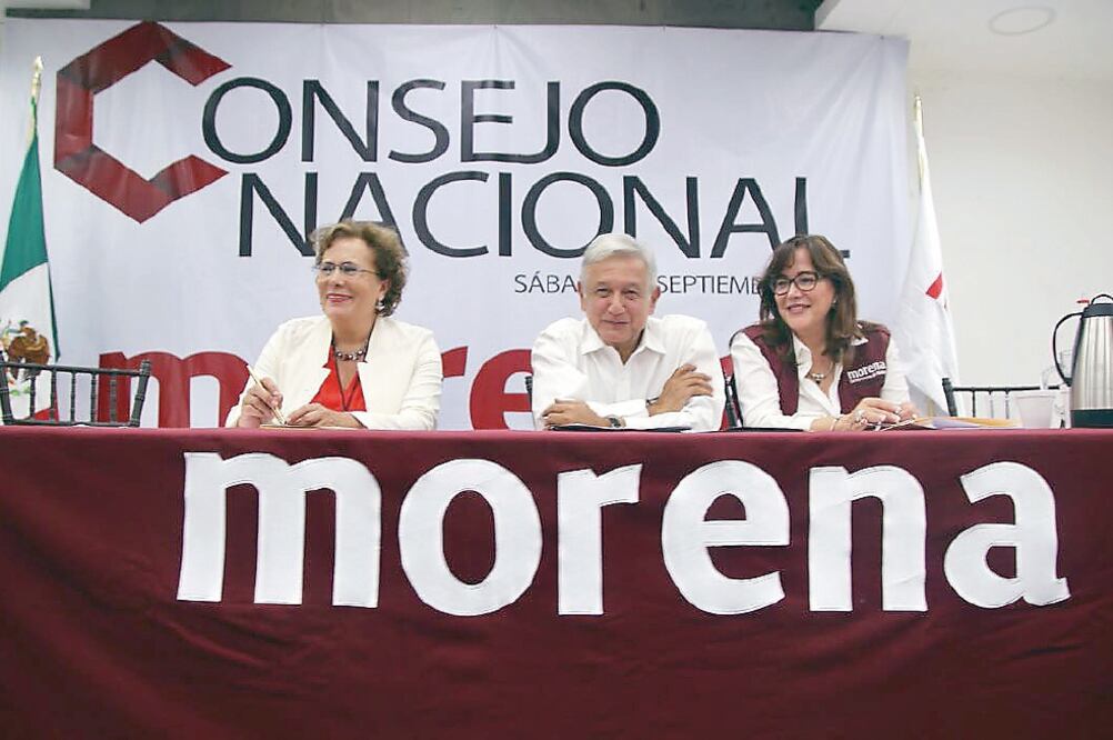 López Obrador (al centro) expuso que la iniciativa será presentada a la Cámara de Diputados por la coordinadora de la bancada, Rocío Nahle (a la derecha). (CORTESÍA)