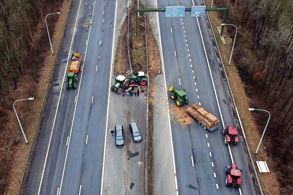Agricultores bloquearon la autopista E19 en Feluy como parte de la acción de protesta de los agricultores en Bélgica, el 30 de enero pasado. Foto: AFP
