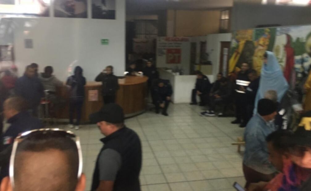 Policías bloquean palacio municipal en Los Reyes La Paz; exigen aguinaldo