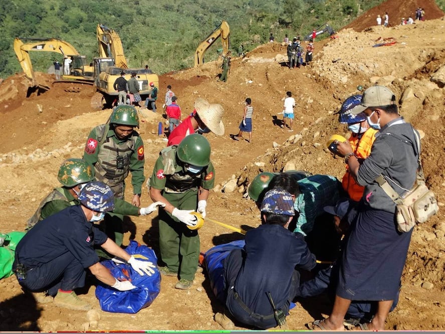 Soldados y rescatistas envuelven los cuerpos de los mineros (Foto: Xinhua)