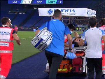 Hirving Lozano sale lesionado tras fuerte golpe en la cabeza