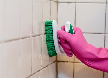 La forma correcta de retirar restos de jabón de los azulejos del baño con vinagre y bicarbonato