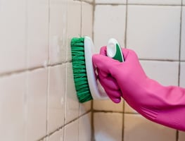 La forma correcta de retirar restos de jabón de los azulejos del baño con vinagre y bicarbonato