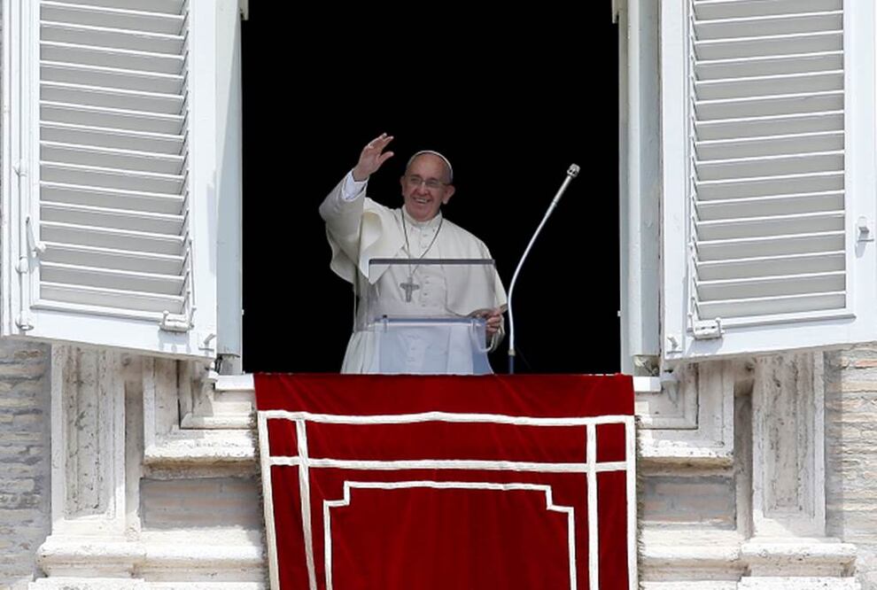 El papa Francisco al bendecir a los fieles presentes en la Plaza de San Pedro durante el rezo del Ángelus (AP)