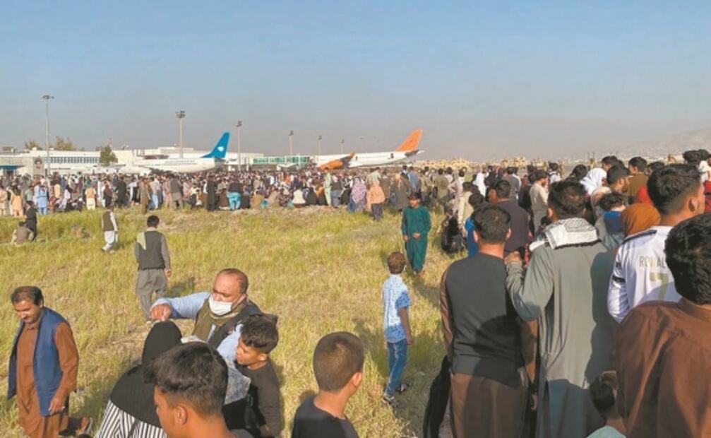 Ciudadanos arriesgan la vida para huir de Kabul