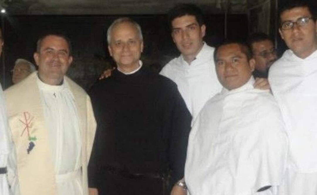 La alcaldesa de Moroleón en Guanajuato, posteó fotografías en las que el ahora Papa León XIV aparece con sacerdotes y laicos (08/05/2025). Foto: Especial