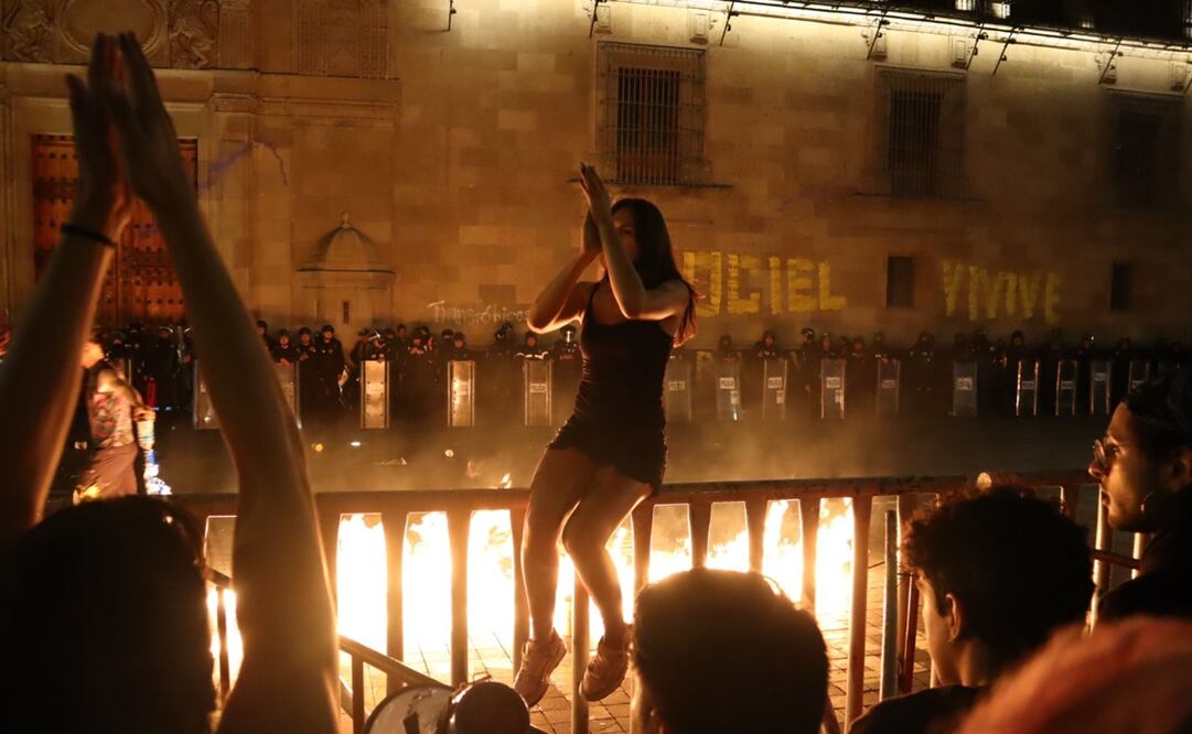 La activista trans, Victoria Sámano, pinta Palacio Nacional en memoria de Ociel Baena. Foto: X @CocteauTwiins