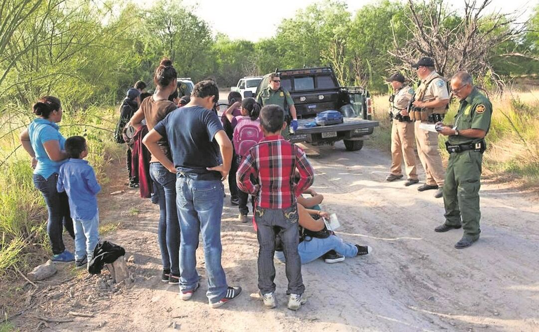 Migrantes detenidos por la Patrulla Fronteriza esperan ser trasladados a centros donde permanecerán mientras se define su situación en Estados Unidos. Foto: Patrulla Fronteriza