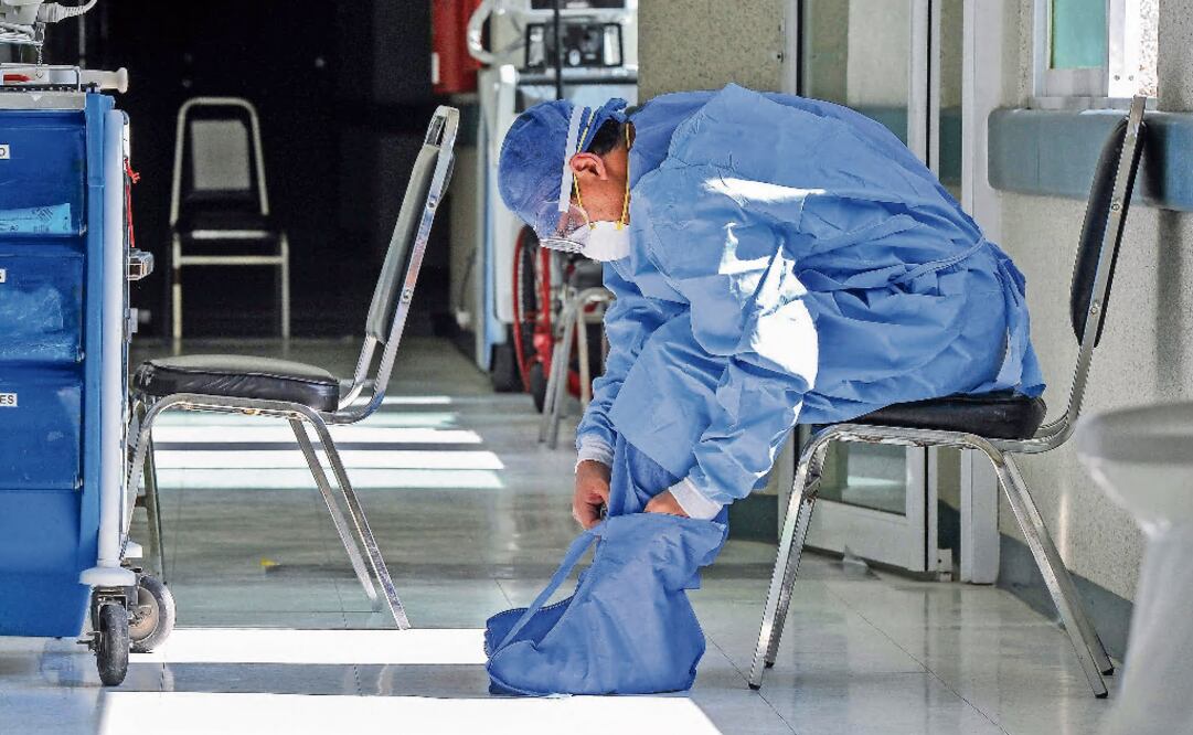 The 25-year-old lung specialist volunteers his limited free time visiting patients - Photo: Mario Vázquez/AFP