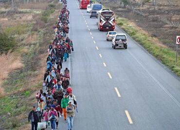 Obligan a migrantes a cruzar el país a pie