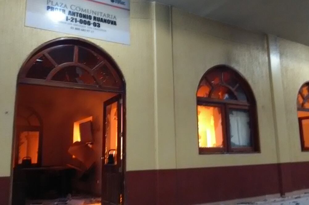 Habitantes del municipio de Ajalpan  lincharon a dos personas y tomaron el palacio municipal (FOTO ESPECIAL)