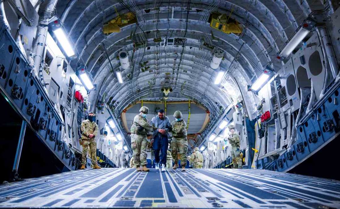 Fotografía cedida por el gobierno de El Salvador donde se observan militares trasladando a uno de los detenidos provenientes de Estados Unidos, este lunes en Tecoluca (El Salvador). El presidente de El Salvador, Nayib Bukele, aseguró este lunes que todos los integrantes de un nuevo grupo de personas deportadas al país centroamericano desde Estados Unidos, para que guarden prisión en una cárcel de máxima seguridad, son "asesinos" y "delincuentes de alto perfil". Foto: EFE