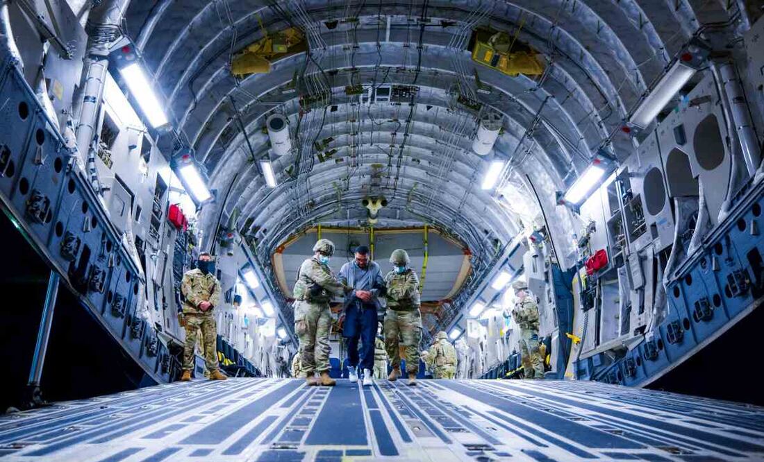 Fotografía cedida por el gobierno de El Salvador donde se observan militares trasladando a uno de los detenidos provenientes de Estados Unidos, este lunes en Tecoluca (El Salvador). El presidente de El Salvador, Nayib Bukele, aseguró este lunes que todos los integrantes de un nuevo grupo de personas deportadas al país centroamericano desde Estados Unidos, para que guarden prisión en una cárcel de máxima seguridad, son "asesinos" y "delincuentes de alto perfil". Foto: EFE