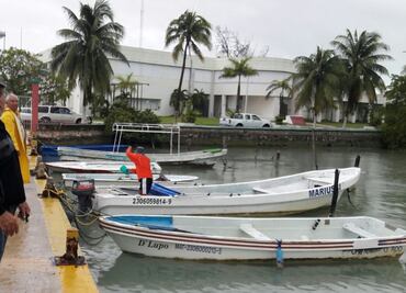 Evacuan a pobladores en costas de Q. Roo por "Earl"