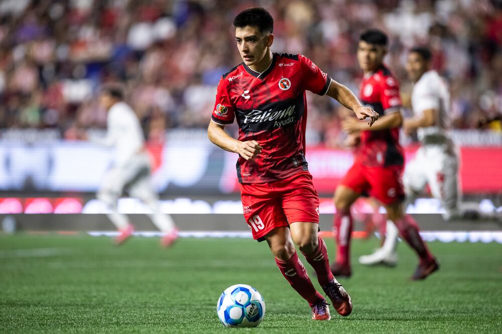 Gilberto Mora con los Xolos de Tijuana, durante la sexta fecha del Apertura 2025 - Foto: Imago7