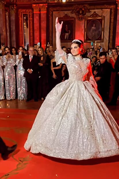 Cinthia Aparicio utilizó un vestido clásico, de corte princesa, para usar durante la iglesia.
Foto: Instagram