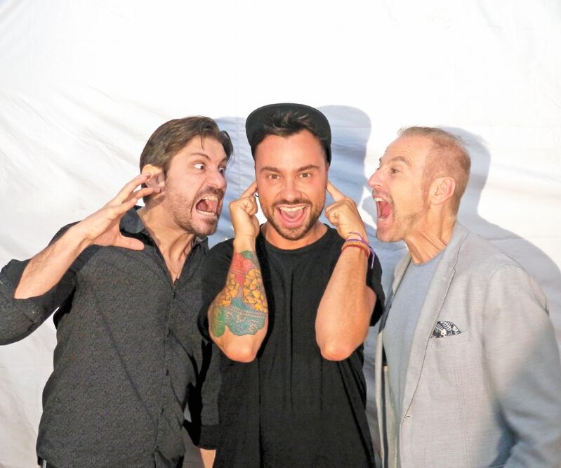 Las personalidades de tres individuos chocan en el stand up. Foto: Sony Channel