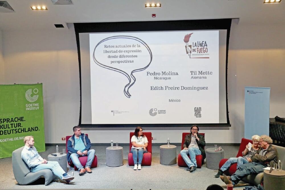 Periodistas de México, Nicaragua y Alemania participaron en el Primer Encuentro Internacional Cartónclub La Línea de fuego. Foto: VALENTE ROSAS. EL UNIVERSAL