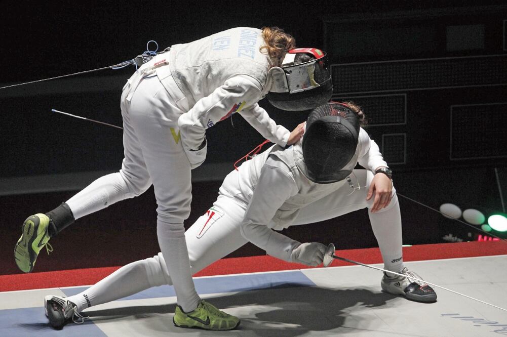 La tapatía Nataly Michel (der.) clasificó en la especialidad de florete. (ARCHIVO. EL UNIVERSAL)