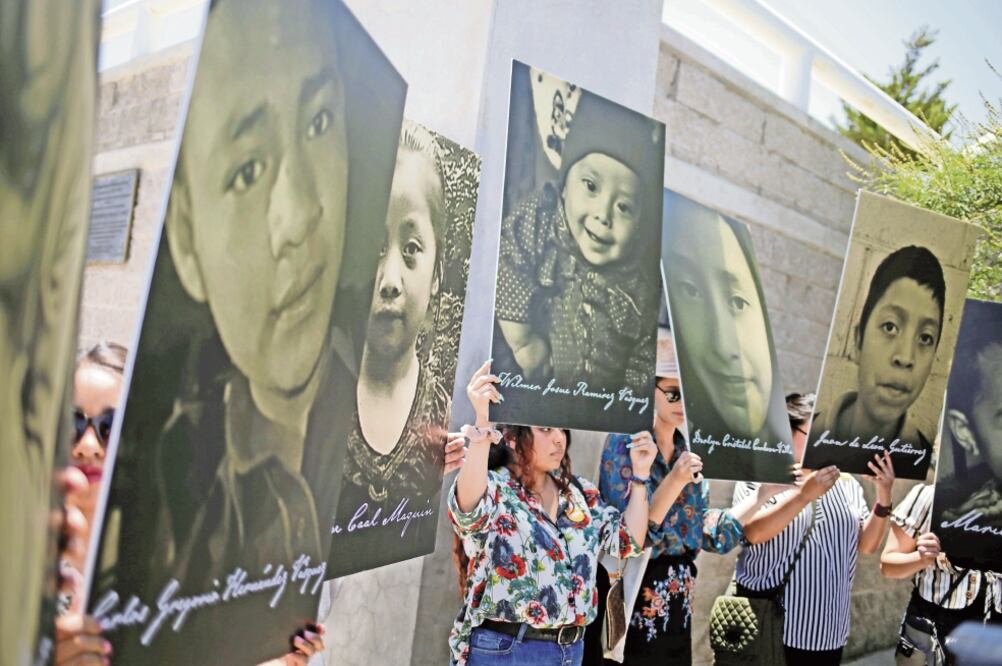 Activistas sostienen imágenes de niños migrantes que han muerto bajo custodia de Estados Unidos, durante una manifestación en Ciudad Juárez, Chihuahua. Foto/JOSÉ LUIS GONZÁLEZ. REUTERS
