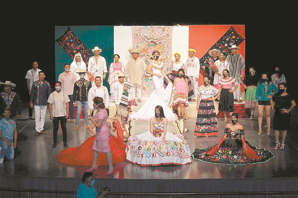En el desfile virtual se mostraron prendas como vestidos y huipiles de telar de cintura, además de artesanías de diversas regiones.