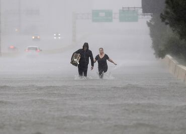 Cierran aeropuertos de Houston por inundaciones provocadas por “Harvey”