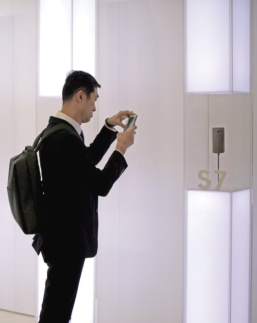 Un secretario de Estado gozaba desde 2007 de 10 mil pesos mensuales para telefonía móvil y derecho a cuatro equipos; las nuevas reglas de Hacienda reducen el monto a 6 mil pesos y con dos equipos (EMILIO MORENATTI.AP)