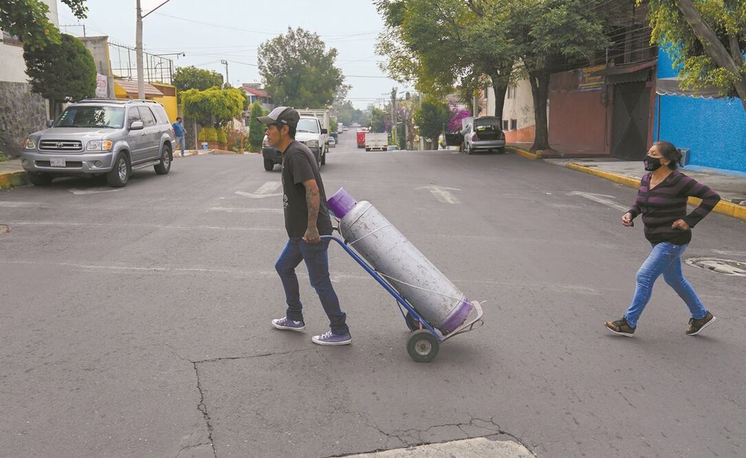 El desabasto en el Valle de México por la falta de distribución de gas LP ya alcanzó a las familias. Foto: EDUARDO VERDUGO. AP 