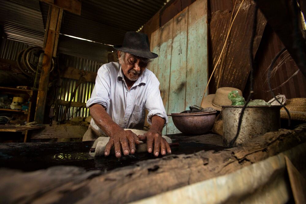 Compartiendo terreno con un huizache, y bajo la mitad de su sombra, se levanta un pequeño cuarto de lámina que resguarda apenas tres mesas, dos anaqueles de herramientas, un fogón y 300 años de historia que dan vida al taller donde Fernando Martínez García elabora los últimos sombreros de toda la región de la Sierra Sur de Oaxaca. Foto: Mario Arturo Martínez