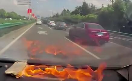 iPhone explota sobre el tablero de un auto y causa el pánico