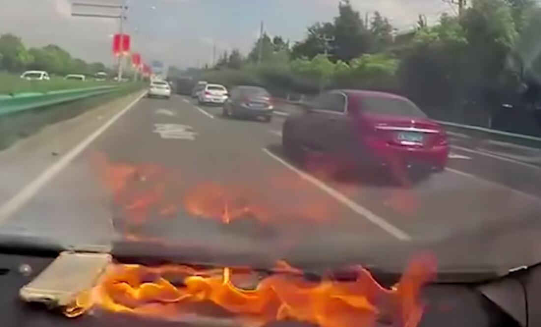 Condiciones como la exposición directa al sol, el calor del interior del auto y una batería no oficial, podrían ser la causa del incidente