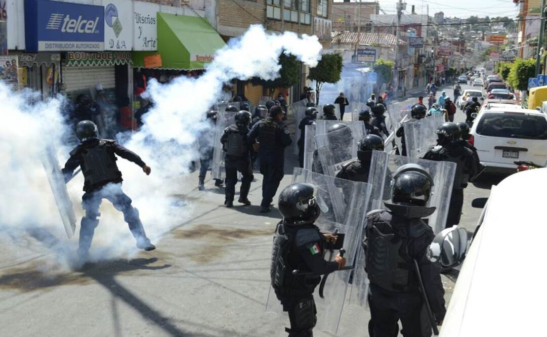 El Pleno del Inai instruyó a la Secretaría de Seguridad y Protección Ciudadana identificar y dar a conocer el fundamento legal que permite el uso de gas lacrimógeno en los operativos que realiza. Foto: archivo/EL UNIVERSAL
