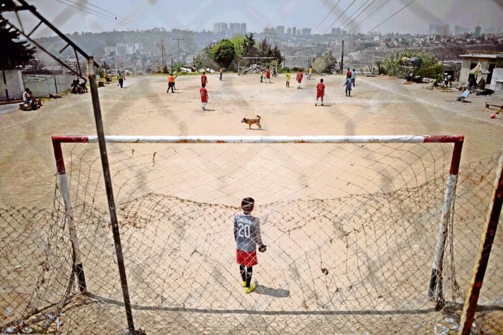 Instaladas sobre terregales, plagadas de hoyos, rodeadas por el desorden urbano, la inseguridad, falta de servicios y desigualdad, las llamadas canchas son centros de reunión familiar todos los fines de semana en los barrios populares. (FOTOS: DANIEL AGU)