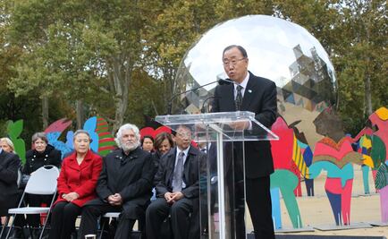 Brilla esfera de espejos en NY por los 70 años de la ONU
